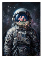 Kaskının içinde küçük bir çiçek büyüten astronot figürü.