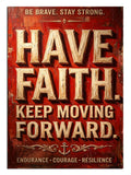 "Have Faith Keep Moving Forward" yazılı pano.