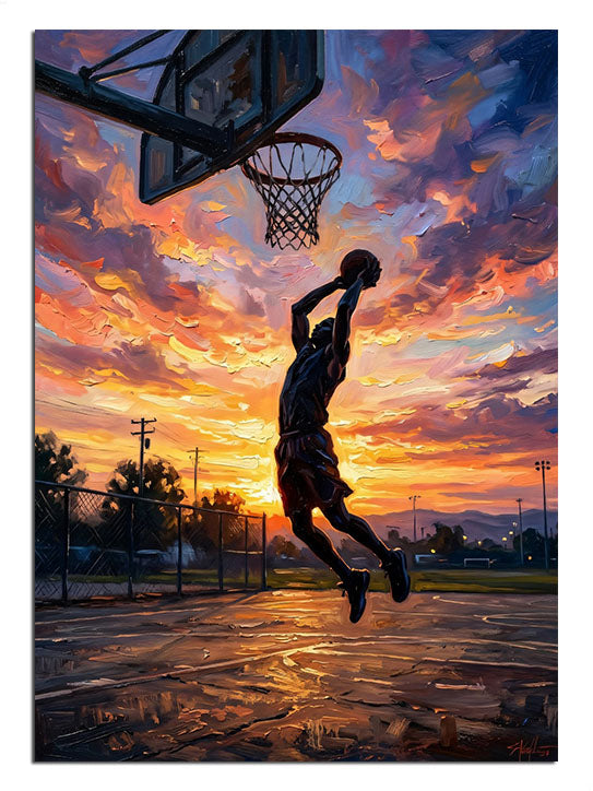 Turuncu gökyüzü altında basketbol oynayan oyuncu silüeti.