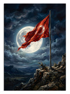 Dağların üzerinde gece vakti dalgalanan Türk bayrağı.