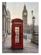 Yağmurlu Londra sokaklarında ikonik kırmızı telefon kulübesi.