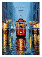 Islak zeminde yansıyan nostaljik kırmızı tramvay görseli.