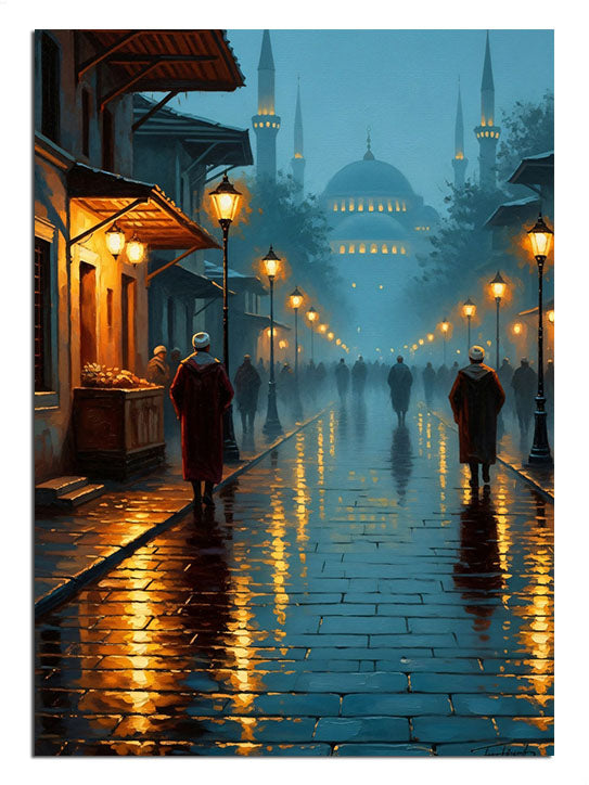 Cami manzaralı, ıslak zeminde yansıyan İstanbul sokağı.