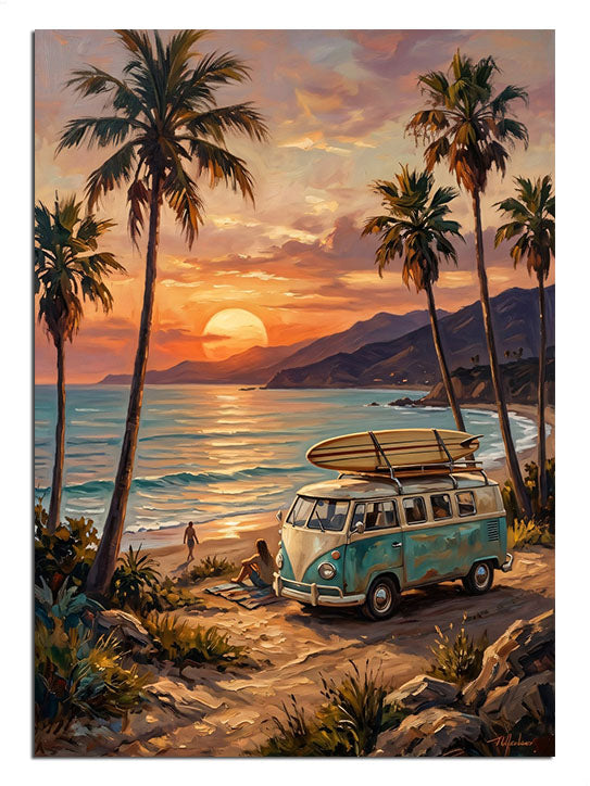 Palmiyeler ve deniz önünde nostaljik seyahat aracı.