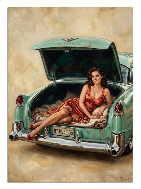 Klasik yeşil arabanın bagajında poz veren pin-up kadın.