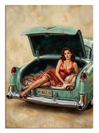 Klasik yeşil arabanın bagajında poz veren pin-up kadın.
