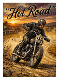 "Hot Road" yazılı, toz duman içinde klasik motosiklet.