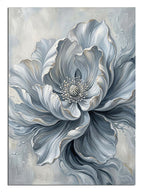 Duvar üzerinde mermer oyma hissi veren şık beyaz çiçek.