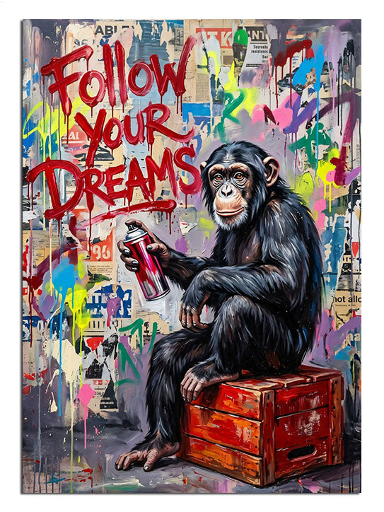 "Follow Your Dreams" yazılı graffiti önünde oturan maymun.