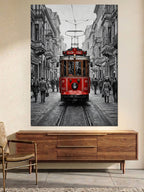 Tarihi Sokakta İlerleyen Kırmızı Tramvay Kanvas Tablo