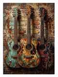 Tuğla duvarda asılı üç eskimiş akustik gitar tablosu.