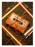 Neon ışıklı turuncu kaset çalar, retro müzik ve kaset tablosu.