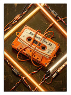 Neon ışıklı turuncu kaset çalar, retro müzik ve kaset tablosu.