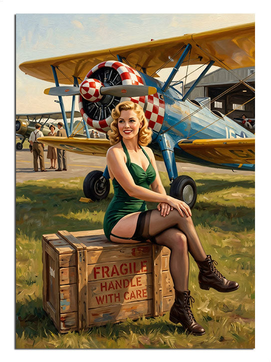 Eski uçak kasası üzerinde oturan yeşil mayolu pin-up kadın tablosu.