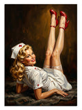 Kırmızı topuklu beyaz hemşire pin-up kadın ve yatak, retro tablo.