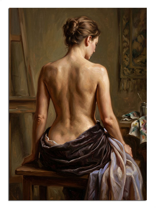 Sanat atölyesinde taburede oturan sırtı dönük çıplak kadın model.