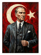 Türk bayrağı fonunda takım elbiseli Atatürk portre tablosu.