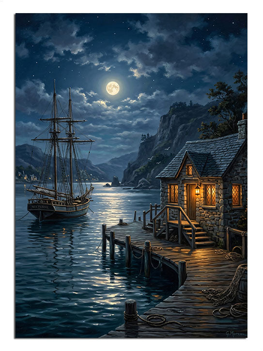 Dolunay altında liman, yelkenli ve kulübe ile gece manzara tablosu.
