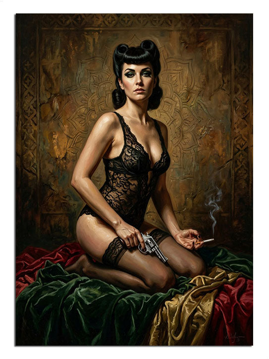 Yeşil yatakta dantelli siyah gecelikli pin-up kadın tablosu.