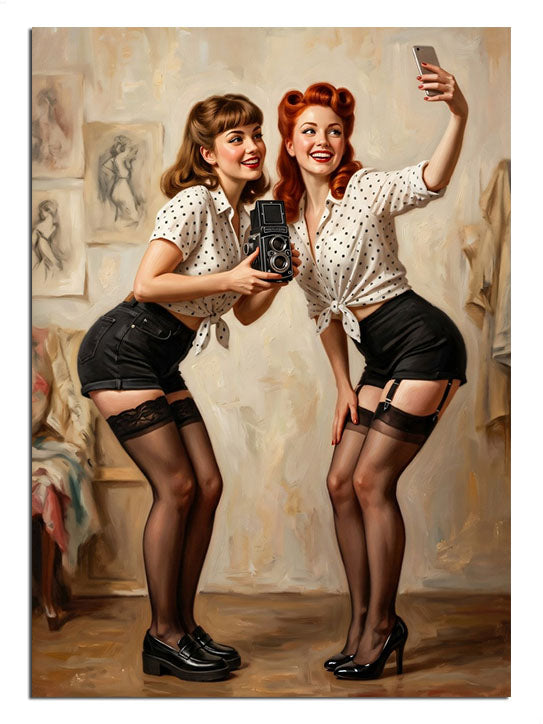 Aynada selfie çeken iki retro pin-up kız tablosu.