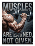 Kaslı kol dambıl kaldırıyor ve Muscles Are Earned yazılı motivasyon tablo.