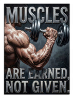 Kaslı kol dambıl kaldırıyor ve Muscles Are Earned yazılı motivasyon tablo.
