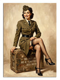 Askeri sandık üstünde oturan üniformalı pin-up kadın retro tablo.