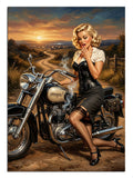Gün batımında motosiklet üstünde sigara içen sarışın pin-up kadın retro tablo.