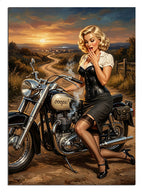 Gün batımında motosiklet üstünde sigara içen sarışın pin-up kadın retro tablo.