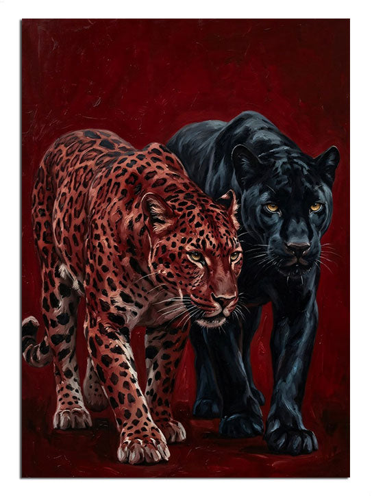 Kırmızı zeminde yürüyen benekli leopar ve siyah panter tablo.
