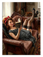 Kahverengi koltukta kitap okuyan puantiyeli elbiseli pin-up kadın retro tablo.