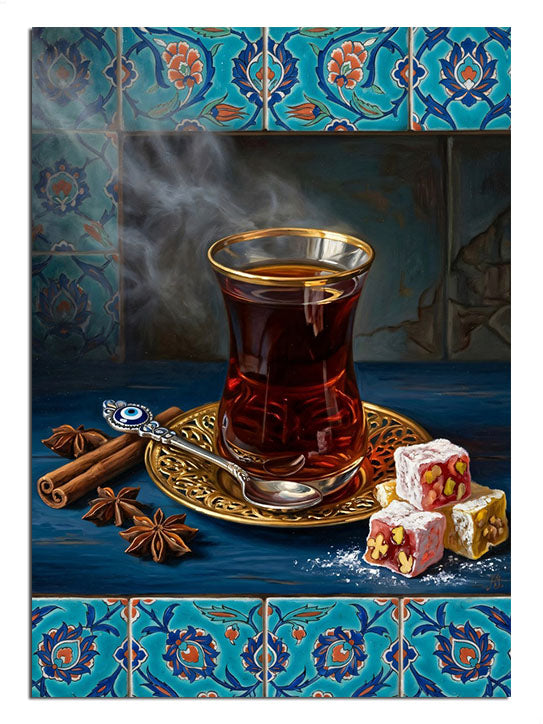 Çini desenli mavi fonda buharı tüten çay bardağı ve lokum tablosu.