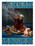 Çini desenli mavi fonda buharı tüten çay bardağı ve lokum tablosu.