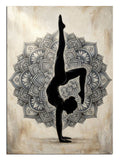 Mandala deseni üzerinde amuda kalkan yoga yapan kadın silüeti tablosu.