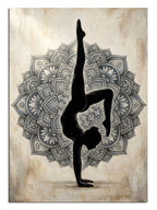 Mandala deseni üzerinde amuda kalkan yoga yapan kadın silüeti tablosu.