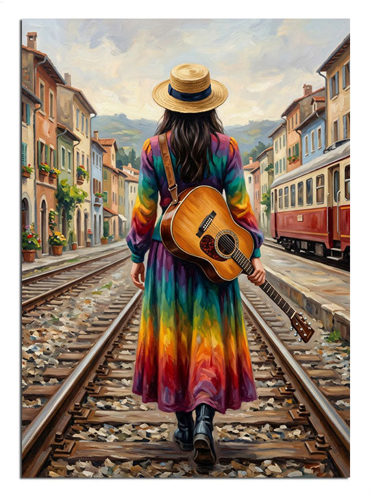 Tren rayında gitarla yürüyen gökkuşağı elbiseli kadın tablosu.