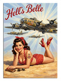Hell's Belle yazılı uçaklar altında yatan pin-up kadın poster tablosu.