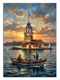 Gün batımında Kız Kulesi ve teknedeki insanlar İstanbul manzarası
