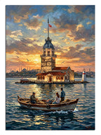 Gün batımında Kız Kulesi ve teknedeki insanlar İstanbul manzarası