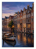 Kanallı Amsterdam evleri ve tekneler gece manzarası