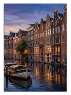 Kanallı Amsterdam evleri ve tekneler gece manzarası