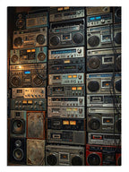 Duvara dizilmiş vintage boombox teyp koleksiyonu retro tablo.