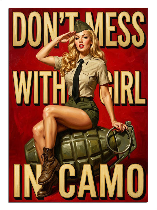Kamuflaj şortlu kız askeri sandık üzerinde pin-up
