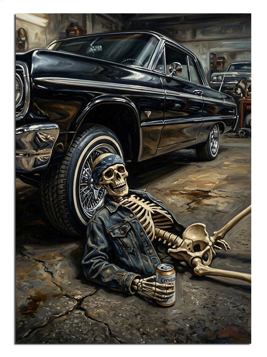 Siyah klasik araba yanında bira içen iskelet