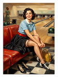 Bowling salonunda kırmızı koltukta oturan pin-up kadın