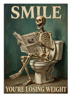 SMILE YOU'RE LOSING WEIGHT yazılı tuvalette iskelet