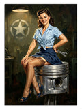 Piston üzerinde oturan mavi gömlekli pin-up kız