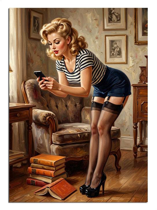 Çizgili şortlu ve kitaplı telefonla eğilen pin-up kadın