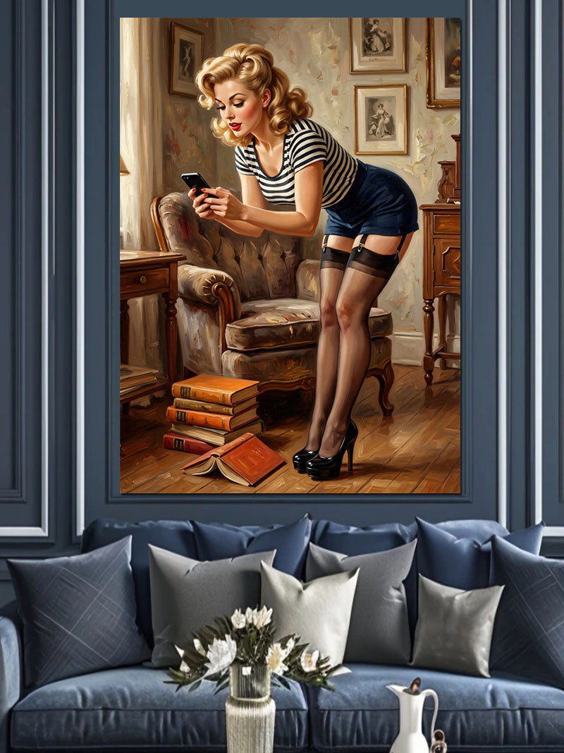 Çizgili Şortlu Pin-up Kadın Telefonla Eğilen Kanvas Tablo