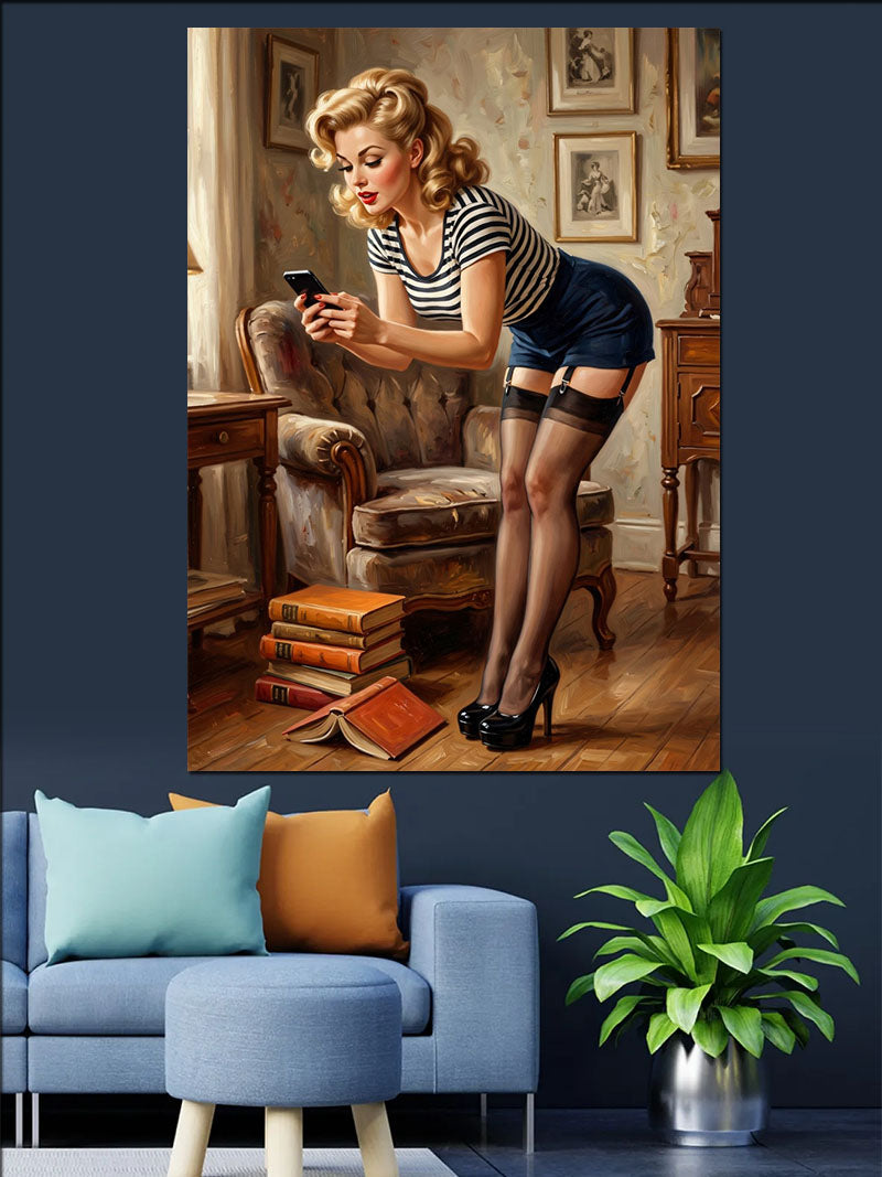 Çizgili Şortlu Pin-up Kadın Telefonla Eğilen Kanvas Tablo